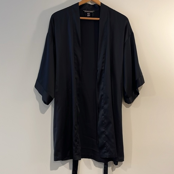 VICTORIA’S SECRET Short Black Silky Sexy Satin Wrap Robe Waist Tie V-Neck - Picture 8 of 8